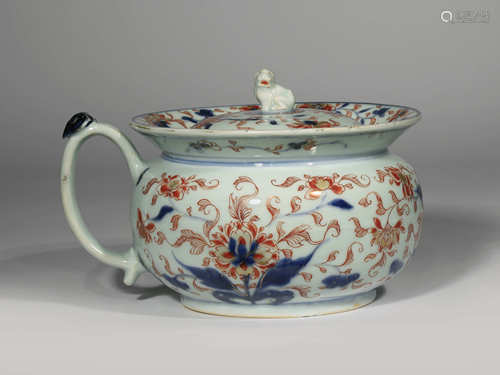 A CHINESE IMARI CHAMBER POT AND COVER