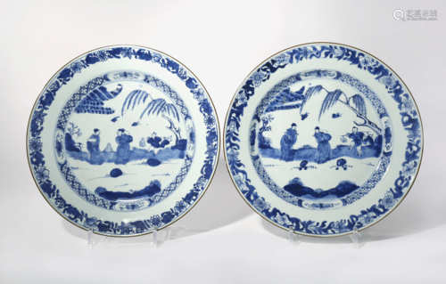 A PAIR OF CHINESE BLUE AND WHITE DISHES