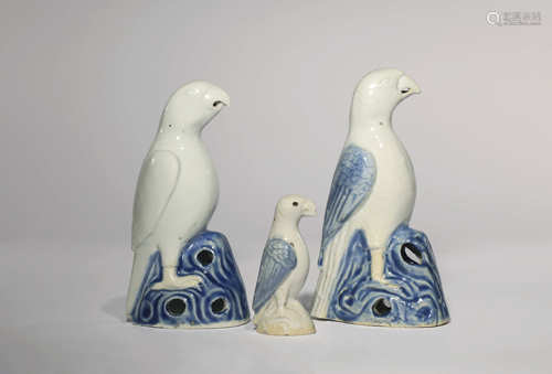 THREE CHINESE BLUE AND WHITE MODELS OF PARROTS