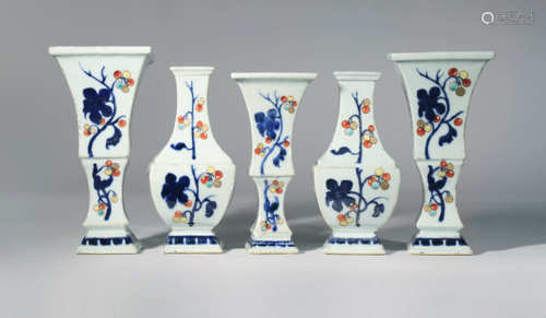 A CHINESE IMARI FIVE PIECE GARNITURE DECORATED IN THE MANNER OF CONELIS PRONK