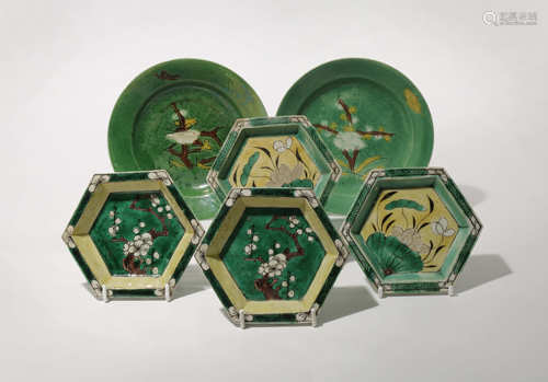 FOUR CHINESE FAMILLE VERTE HEXAGONAL DISHES AND TWO SMALL PLATES