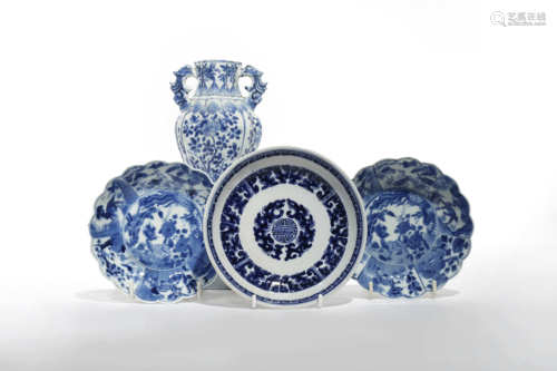 A CHINESE BLUE AND WHITE VASE AND THREE SAUCERS