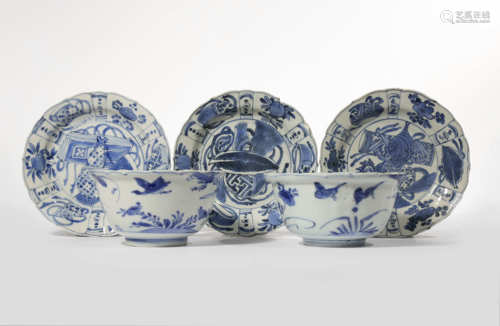 A PAIR OF CHINESE BLUE AND WHITE KRAAK PORCELAIN BOWLS AND THREE DISHES