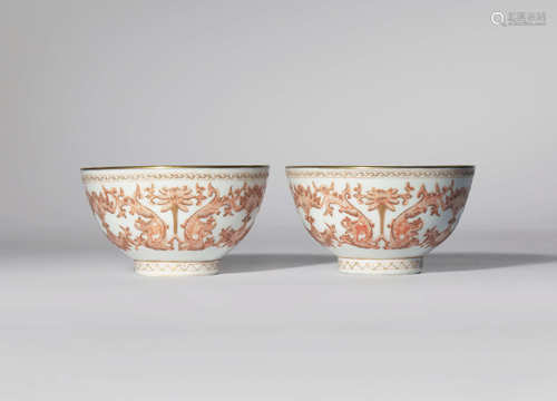 A PAIR OF SMALL CHINESE IRON-RED ENAMELLED AND GILT-DECORATED 'BATS AND DRAGONS' BOWLS