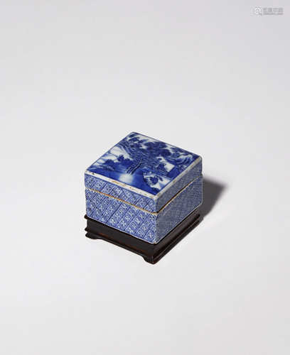 A CHINESE BLUE AND WHITE MINIATURE SQUARE-SECTION SEAL PASTE BOX AND COVER