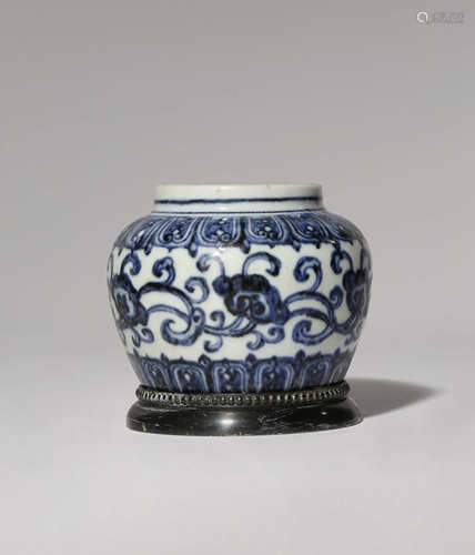 A SMALL CHINESE BLUE AND WHITE MING-STYLE JAR