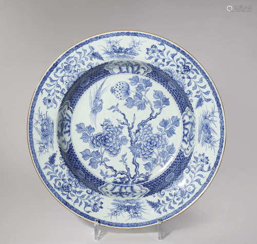 A CHINESE BLUE AND WHITE SHALLOW BASIN