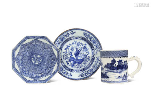 A CHINESE BLUE AND WHITE MUG AND TWO PLATES