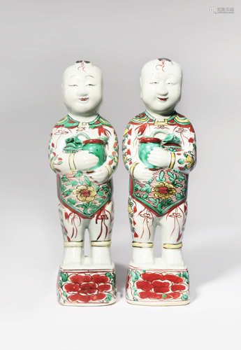 A PAIR OF CHINESE WUCAI FIGURES OF BOYS