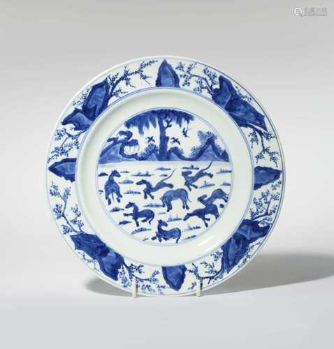 A CHINESE BLUE AND WHITE 'EIGHT HORSES' PLATE