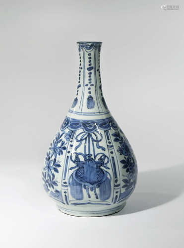 A CHINESE BLUE AND WHITE KRAAK PORCELAIN BOTTLE VASE