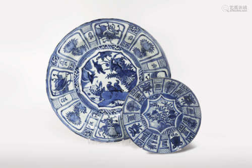 A LARGE CHINESE BLUE AND WHITE KRAAK PORCELAIN DISH