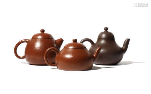 THREE CHINESE YIXING TEAPOTS AND COVERS