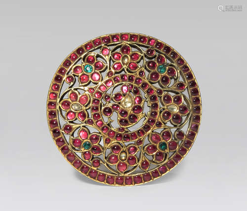 AN INDIAN GEM-SET GILT-METAL CIRCULAR HAIR ORNAMENT