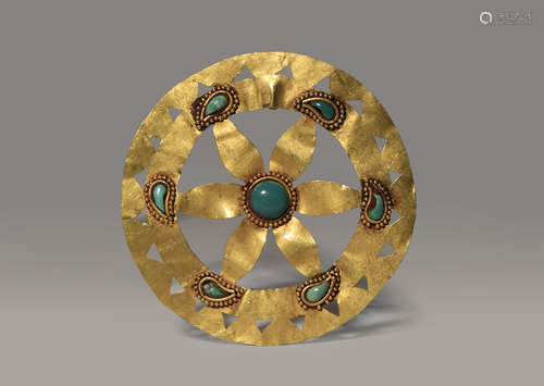 A CENTRAL ASIAN TURQUOISE-INSET GOLD CIRCULAR APPLIQUE