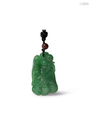 A CHINESE APPLE GREEN JADEITE 'FINGER CITRON' PENDANT