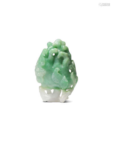 A CHINESE APPLE GREEN JADEITE 'FINGER CITRON' PENDANT