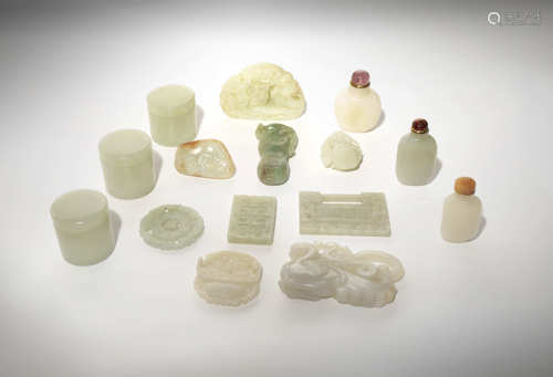 A COLLECTION OF SMALL CHINESE JADE ITEMS