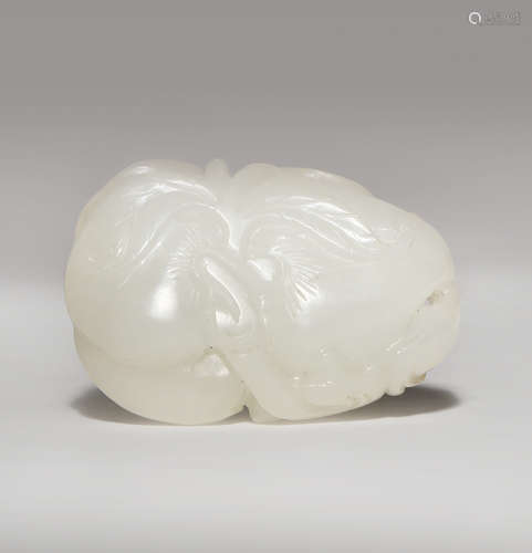 A CHINESE WHITE JADE 'PEACHES' PENDANT