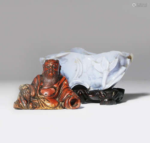 A CHINESE AGATE BRUSH WASHER AND A SOAPSTONE FIGURE OF AN IMMORTAL