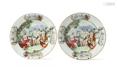 A PAIR OF CHINESE FAMILLE ROSE 'JUDGEMENT OF PARIS' PLATES