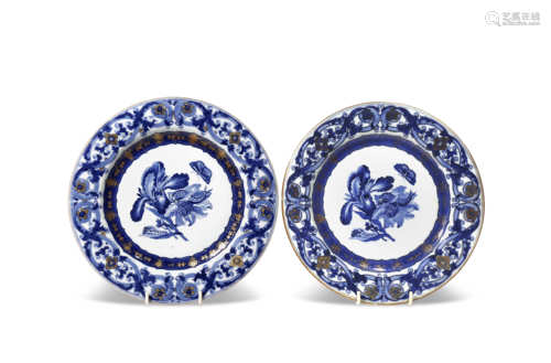 A PAIR OF CHINESE GILT-DECORATED BLUE AND WHITE 'BOTANICAL' PLATES