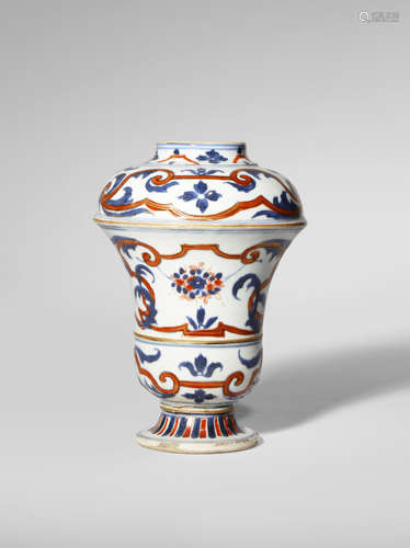 A CHINESE IMARI VASE DECORATED IN THE MANNER OF CORNELIS PRONK