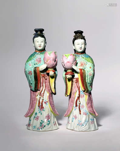 A PAIR OF CHINESE FAMILLE ROSE CANDLESTICK HOLDERS MODELLED AS COURT LADIES