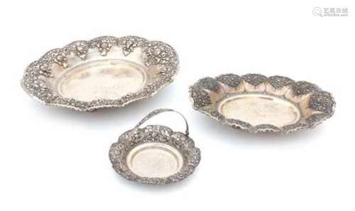 Three Djokja silver serving dishes. All with floral decoration. Circa 1930.Length 40, 32 en 18