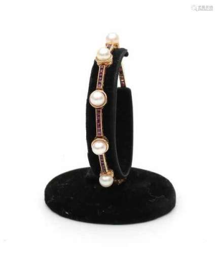 14 carat yellow gold bracelet set with cultured pearls and natural carré cut rubies. Gross weight: