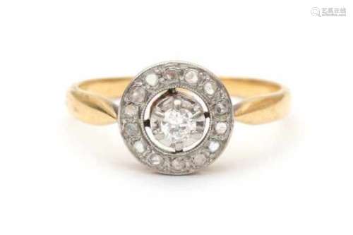18 carat yellow gold cluster ring set with diamonds in platinum. In the center an old brilliant