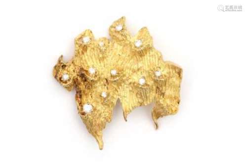 An 18 carat yellow gold organically designed brooch, set with brilliant cut diamonds, total ca. 0.45