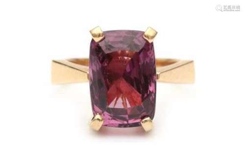 A 14 carat yellow gold ring, set with a mixed cut, natural Ceylon purplish-pink spinel of ca. 8.55