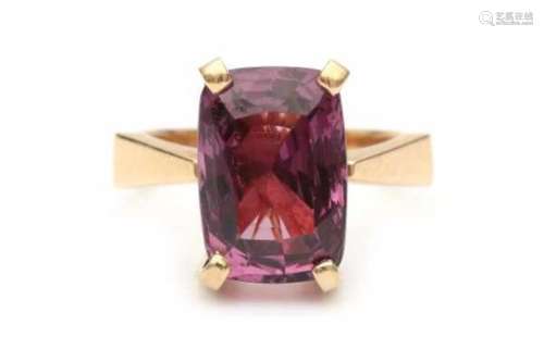 A 14 carat yellow gold ring, set with a mixed cut, natural Ceylon purplish-pink spinel of ca. 8.55