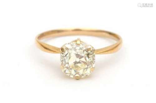 A yellow gold solitaire ring, set with an old European cut diamond, ca. 2.20 ct, clarity VS and