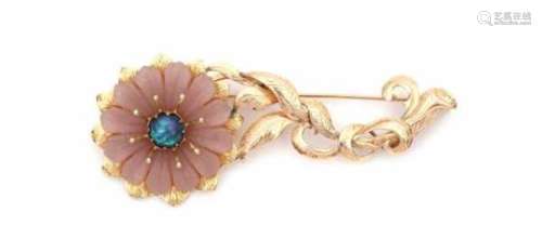A 14 krt yellow and rose gold flower shaped brooch, set with rose quartz and black opal. Gross