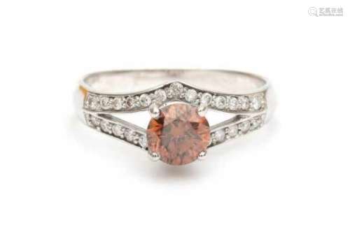 A white gold solitaire ring, set with a brown, brilliant cut diamond of ca. 0.70 ct, ca. Si2-P1