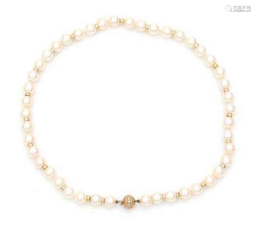 A cultured pearl necklace with 14 krt yellow gold clasp and spacers. Pearls have a diameter of ca.