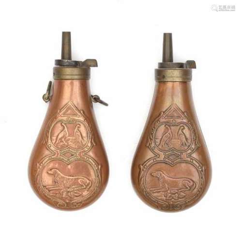 A pair of English powder flasks, depicting a hunting dog and game. 18th centuryheight 16 cm.- - -