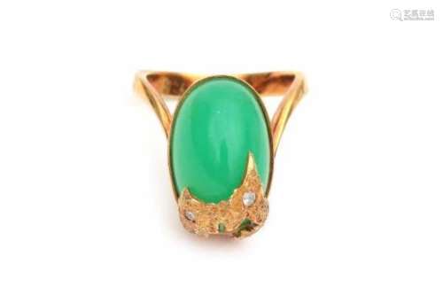 A yellow gold ring from the 1960's - 1970's, set with an oval cabochon cut Chrysopase, ca. 8.45
