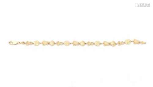 A 14 carat yellow gold beach themed link bracelet. Length ca. 20 cm. Gross weight ca. 8.6 grams.