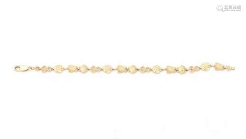 A 14 carat yellow gold beach themed link bracelet. Length ca. 20 cm. Gross weight ca. 8.6 grams.