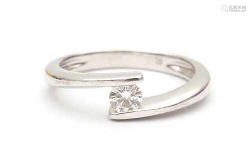 An 18 carat white gold solitaire ring, set with a brilliant cut diamond, ca. 0.26 ct., clarity Si