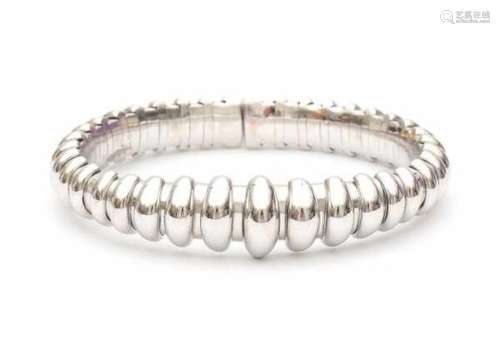 18 krt white gold contemporary tubogas bracelet. Gross weight ca. 74.7 grams.Inner size ca. 6