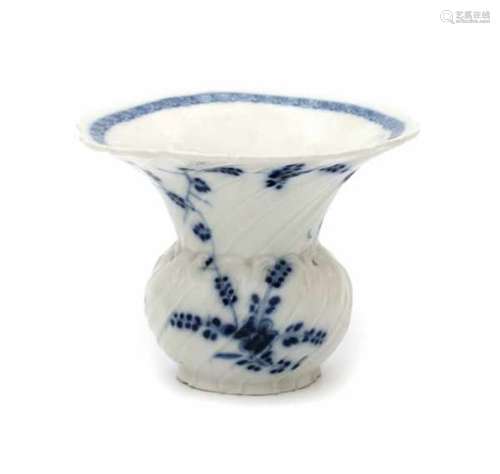 A Dutch Loosdrecht porcelain spittoon. 1778-1782. Marked in underglaze blue MOL. 1778-1782. A