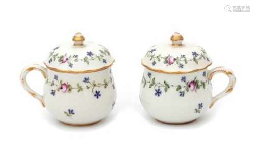 Two Dutch Amstel porcelain cups with a lid. 18th century.height 7,5 cm.- - -29.00 % buyer's