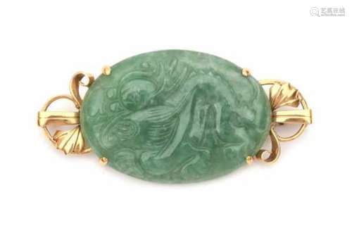 A 18 carat yellow gold brooch. Set with oval carved jade. Length: ca. 5.5. cm. Gross weight ca. 13.7