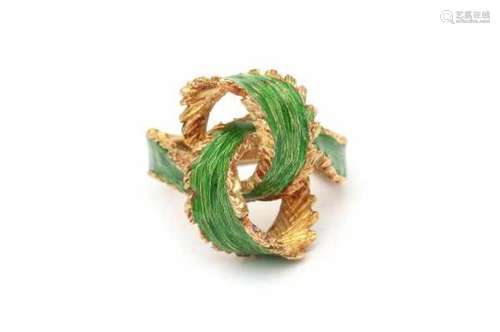 An 18 carat yellow gold knot shaped ring adorned with green enamel. Size: 16.5 / 52. Gross weight