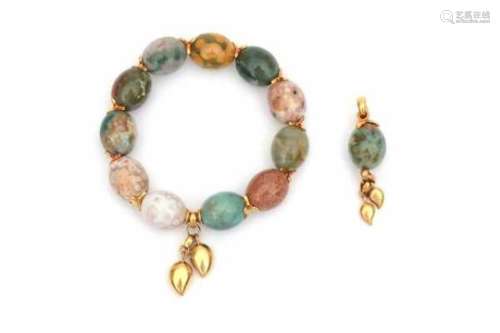 A bracelet and pendant with oval jaspis beads and yellow gold charmes and spacers. Tamara Comolli,
