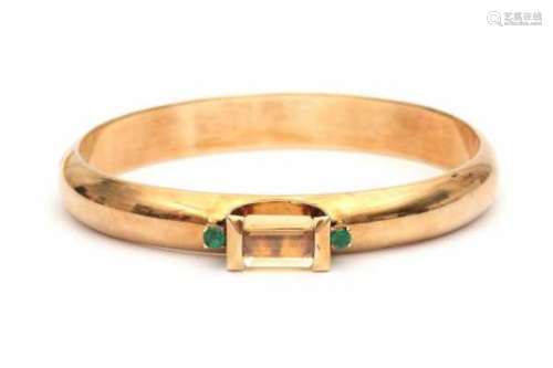 A yellow gold hinged bracelet. Set with a emerald cut citrine of ca. 3.65 ct, and two brilliant